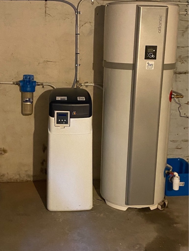 Adoucisseur d'eau au sel et chauffe-eau thermodynamique Atlantic installés par HFE en cave