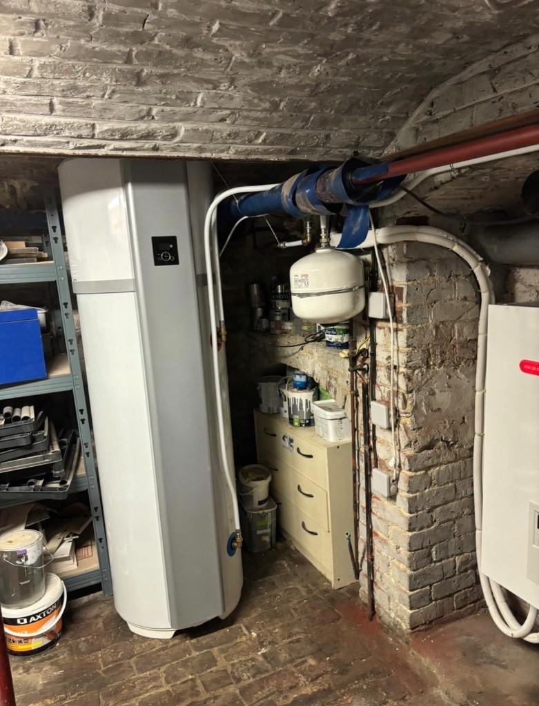 Chauffe-eau thermodynamique Atlantic installé en cave avec vase d'expansion sanitaire