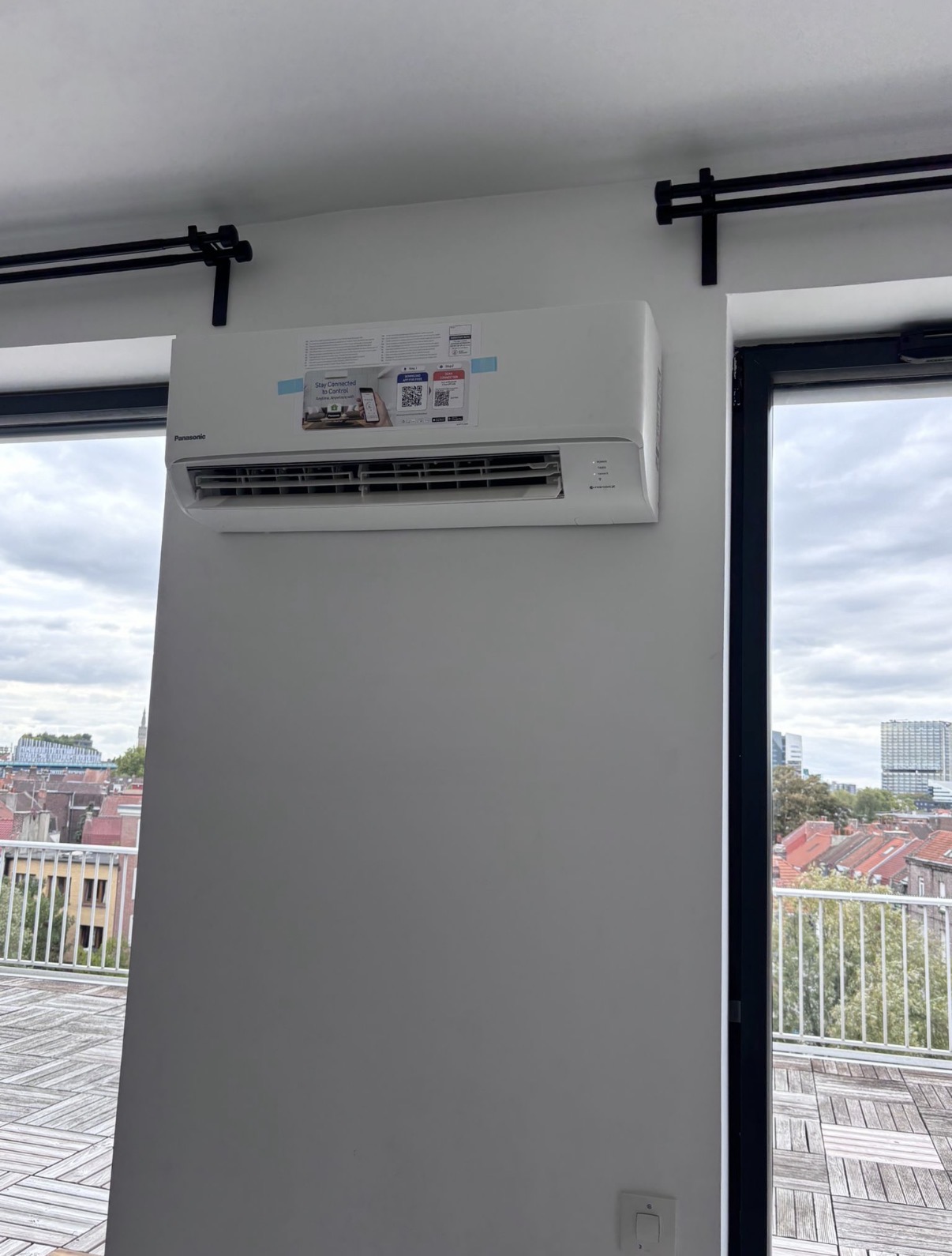 Climatisation monosplit Panasonic 2,5 kW — unité murale installée dans le salon