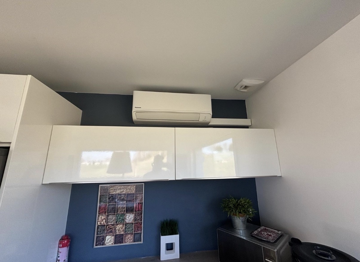 Unité murale Panasonic installée dans la cuisine