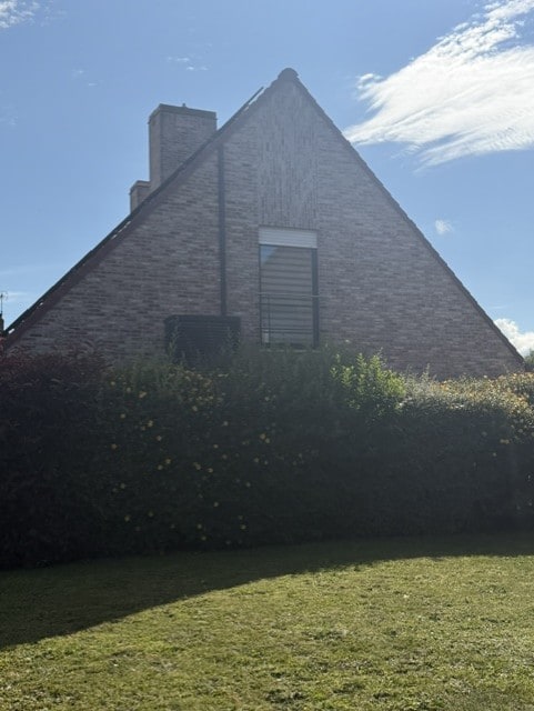 Unité extérieure tri-split Panasonic TZ68 installée en pignon de maison — vue jardin à Lille