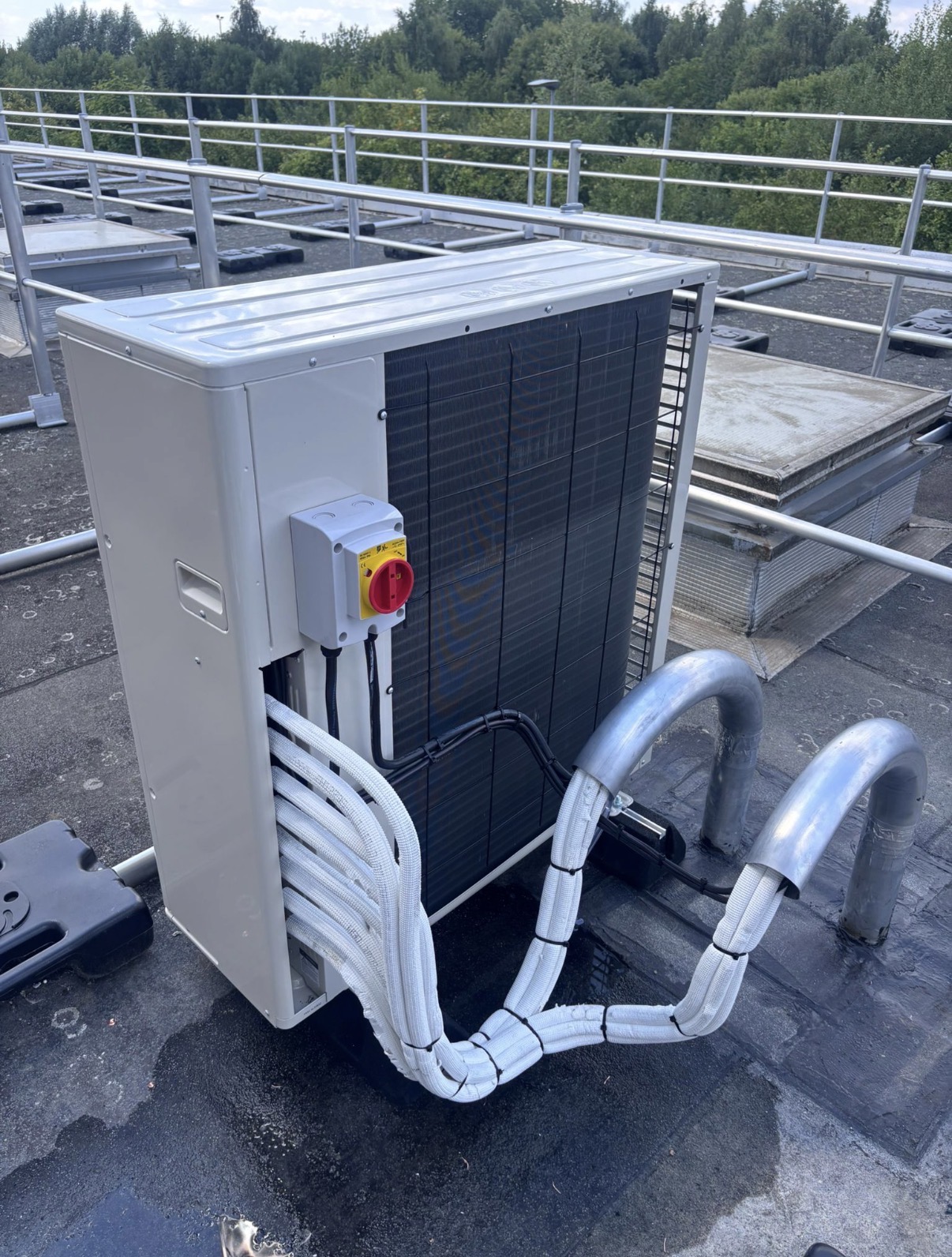 Unité extérieure multi-split posée en toiture-terrasse pour un commerce