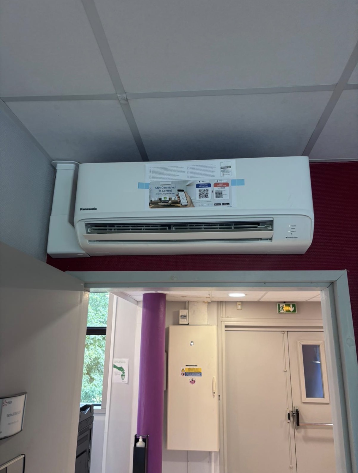 Climatisation réversible dans un petit bureau — liaisons passées en faux plafond