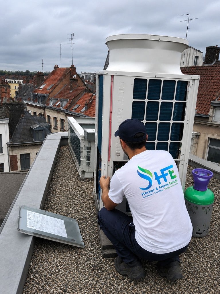 Technicien HFE en intervention sur un groupe DRV Mitsubishi Electric en toiture — Hôtel Ibis Grand-Place