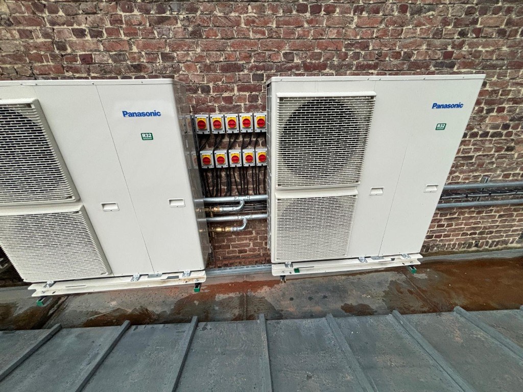 Unités extérieures Panasonic R32 en toiture — raccordements électriques et liaisons frigorifiques calorifugées