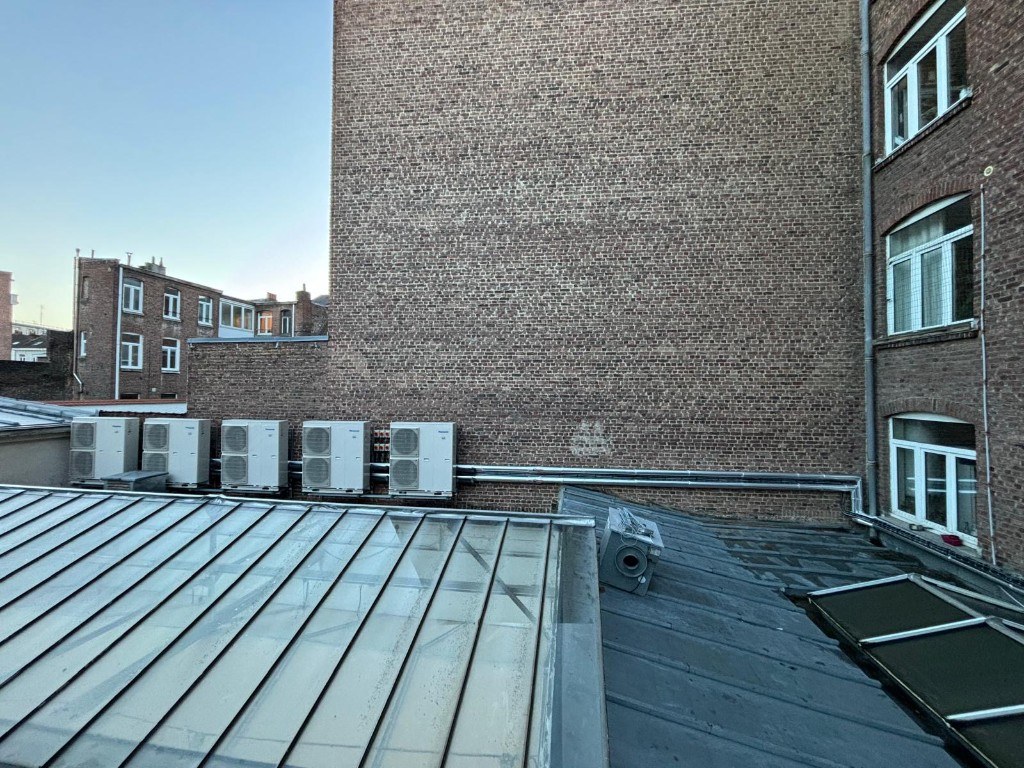 Cascade de 5 pompes à chaleur Panasonic Aquarea installées en toiture-terrasse d'une copropriété