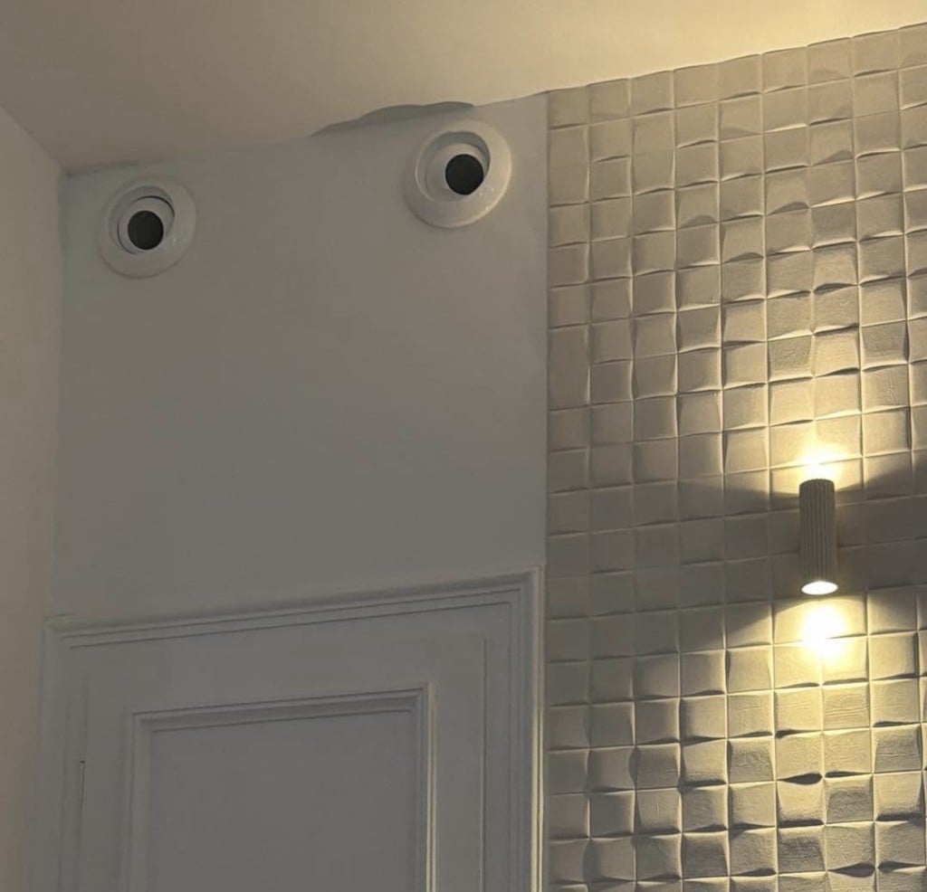 Bouches de soufflage discrètes d'une climatisation gainable intégrées au mur — confort invisible par Hecker & Frères Énergie (HFE)