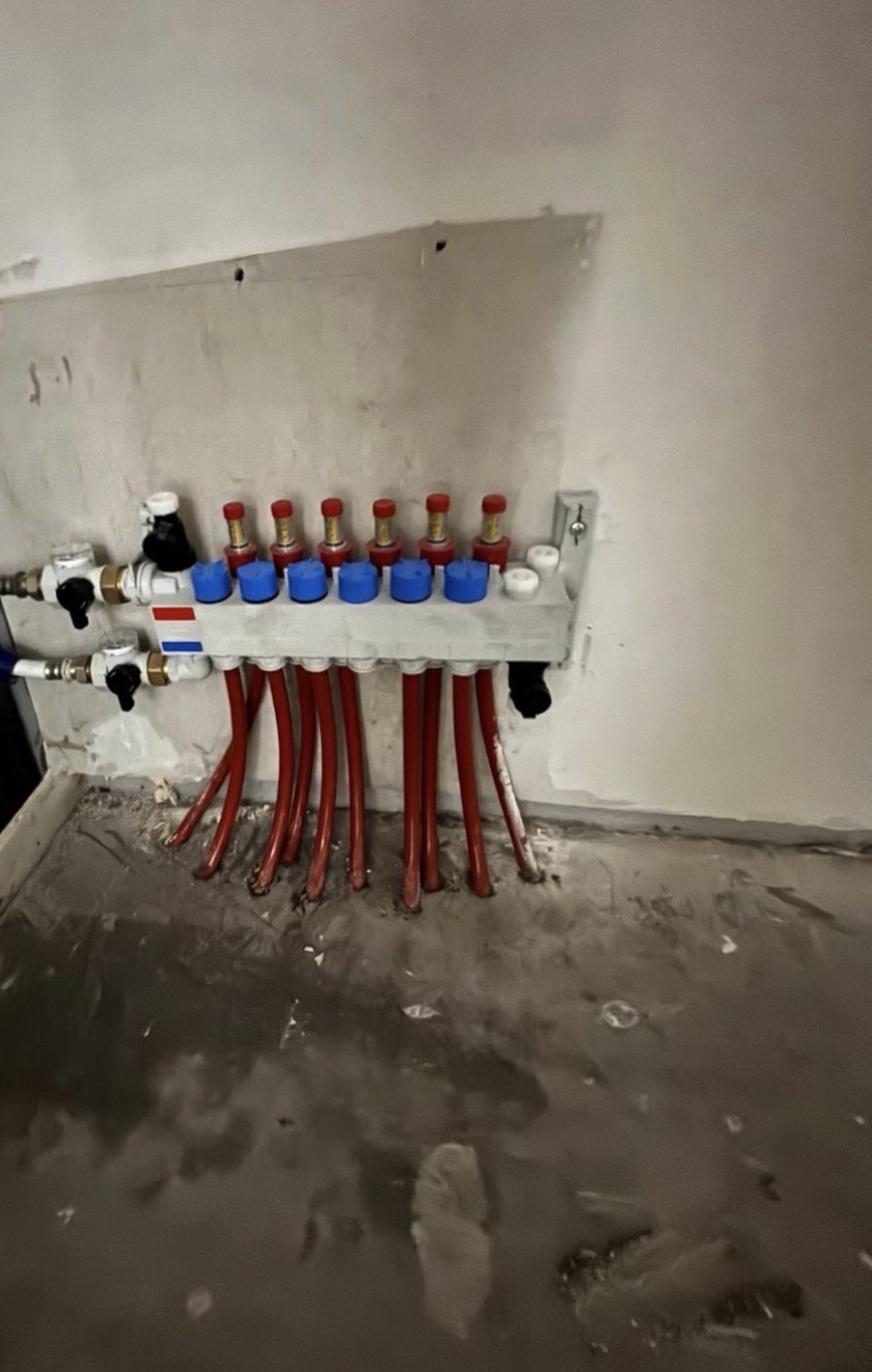 Collecteur du plancher chauffant — départs et retours des boucles raccordés