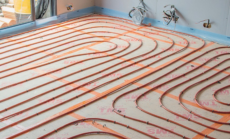 Plancher chauffant basse température — boucles posées sur isolant TMS avant coulage de la chape