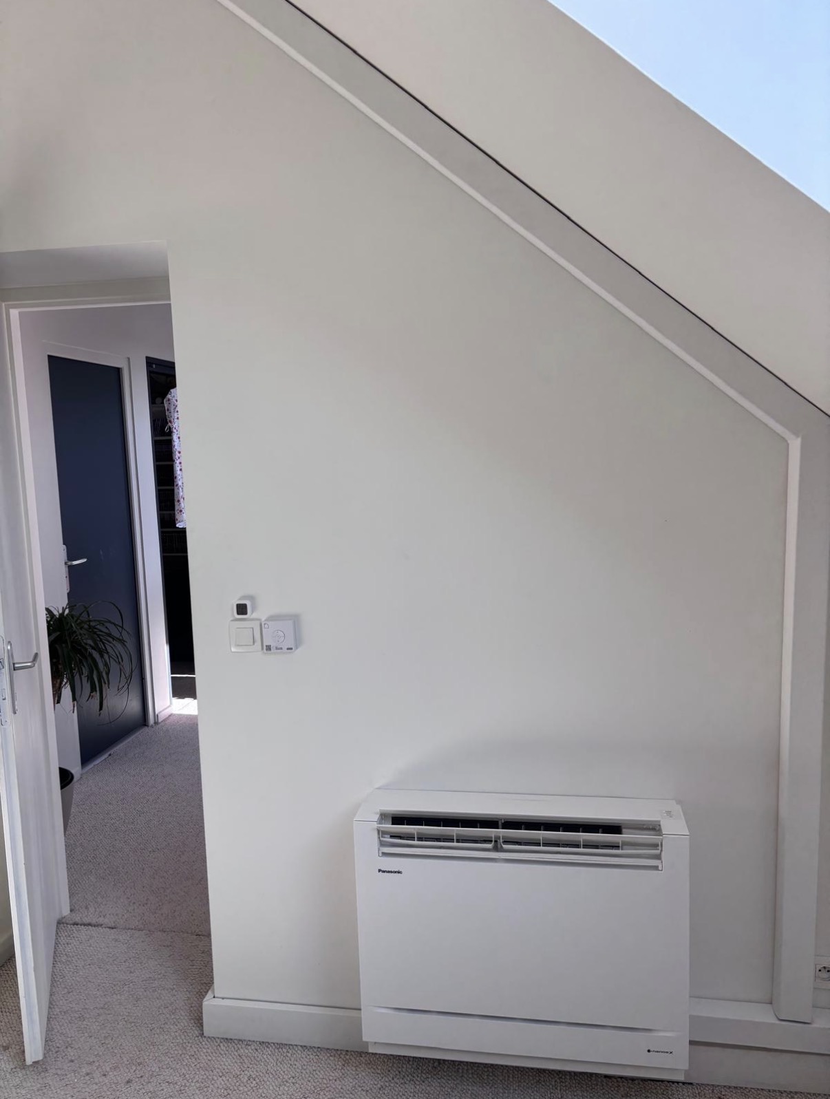 Console basse sous pente avec commande murale