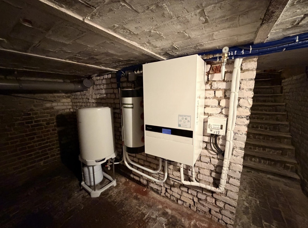 PAC 5 kW — module intérieur Panasonic et ballon tampon en cave