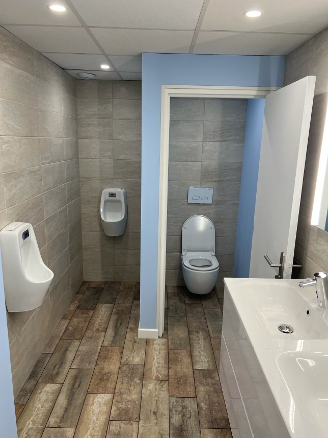 Bloc sanitaire professionnel avec urinoirs, WC suspendu et meuble double vasque — installation HFE
