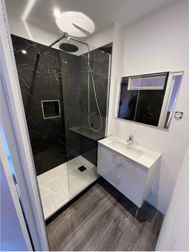 Douche à l'italienne carrelage effet marbre noir et meuble vasque blanc — rénovation par HFE