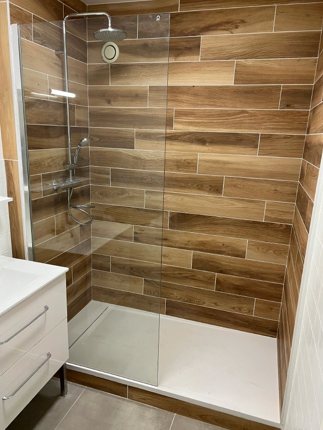 Douche à l'italienne avec faïence murale aspect bois et meuble vasque suspendu — HFE Lille