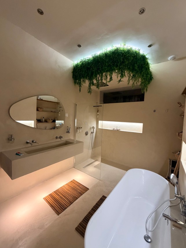 Salle de bain rénovée — douche à l'italienne, baignoire îlot et meuble vasque par HFE à Lille